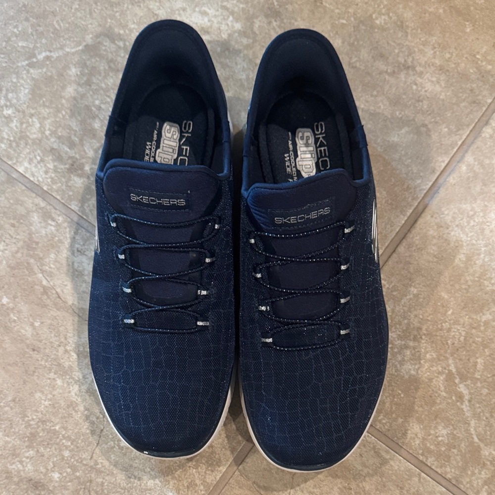 Women’s Size 7 1/2 W Navy Sketchers Slip-ins Like New